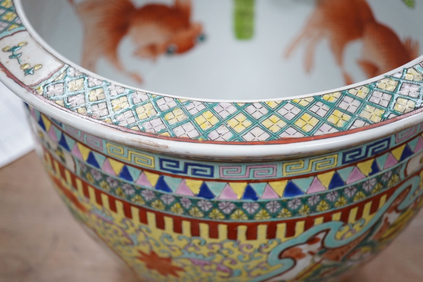 A Chinese famille rose porcelain jardiniere, 31.5cm